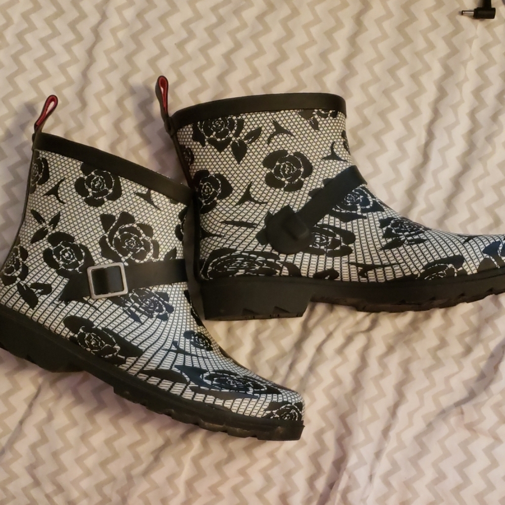 Capelli NY Womens 9 (Runs Small!!) Rainboot